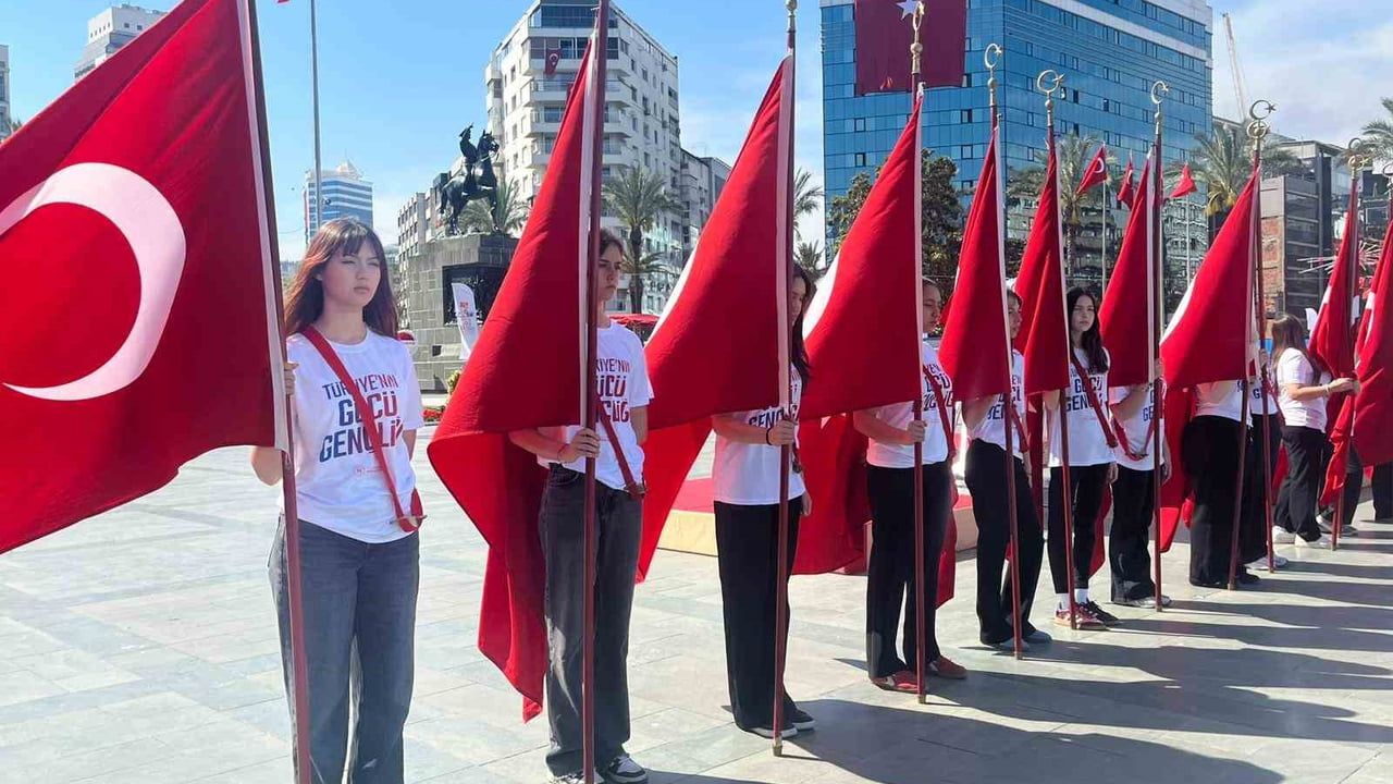 İzmir'de 19 Mayıs Atatürk'ü Anma, Gençlik ve Spor Bayramı Cumhuriyet Meydanı'nda Kutlandı