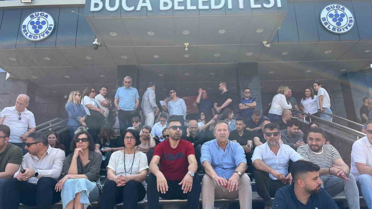 İzmir'de belediye memurları Özgür Özel'i pankartlarla karşılayacak; sendika iş bırakma çağrısı