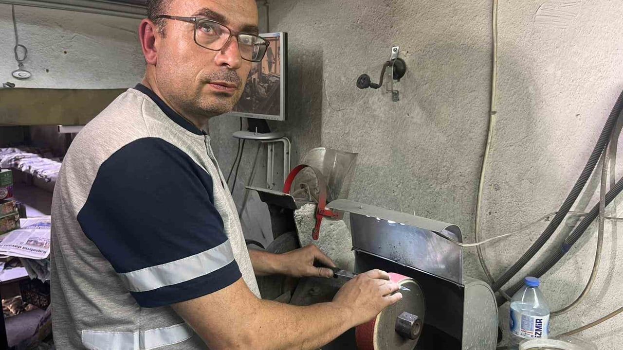 İzmir'de görme engelli bıçak ustası Zekeriya Yüce Kurban Bayramı için dükkanda sabahlıyor