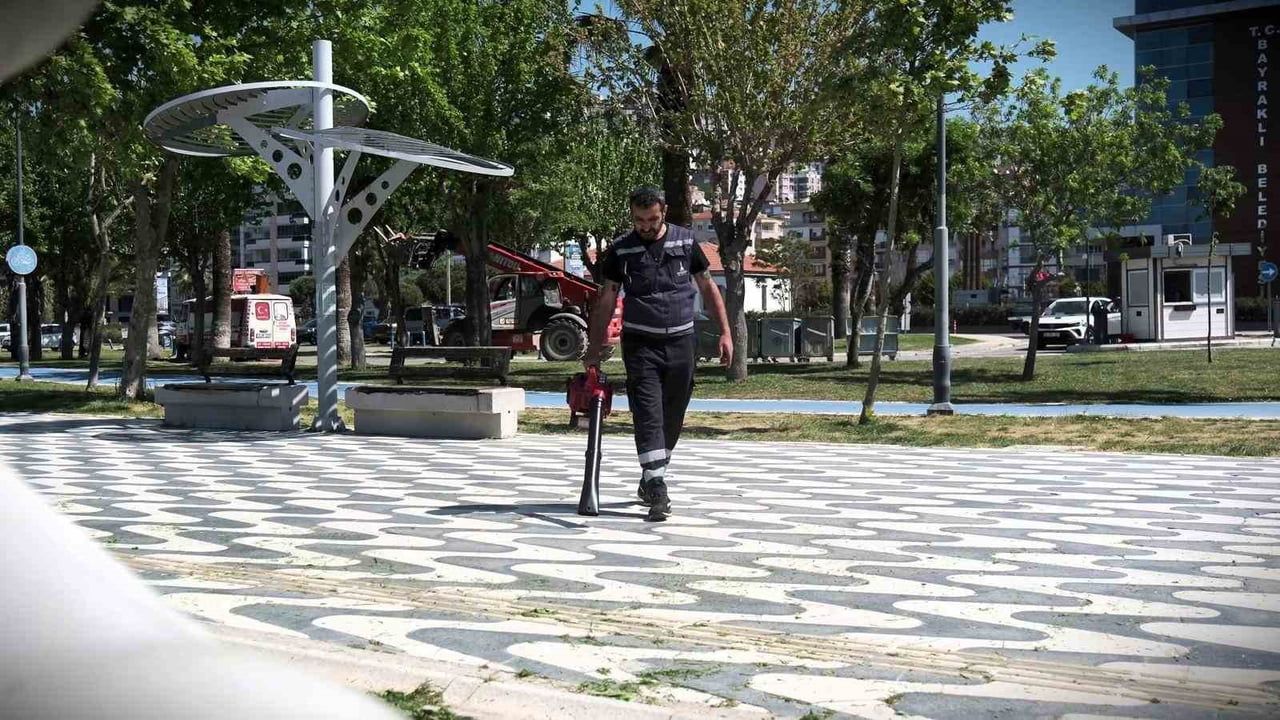 İzmir'de Kurban Bayramı Öncesi Park ve Sahil Alanlarında Bakım ve Yenileme Çalışmaları Hızlandı