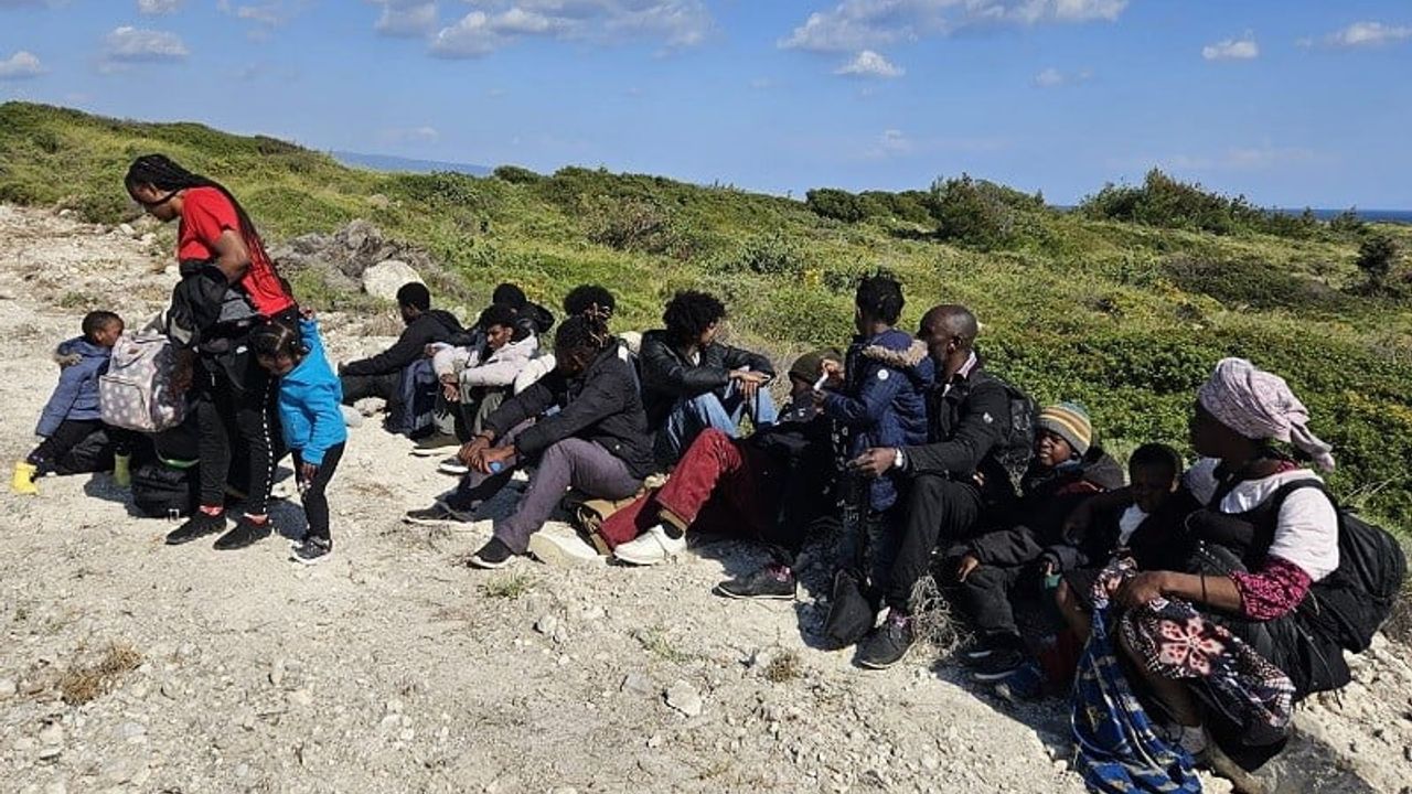 İzmir'de motor arızası nedeniyle sürüklenen 26 düzensiz göçmen kurtarıldı, Çeşme'de 21 kişi yakalandı