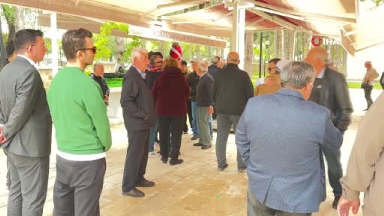 İzmir’de öldürülen Emine Dönmez, memleketi Akşehir’de gözyaşlarıyla defnedildi
