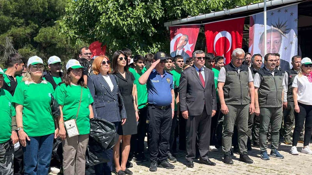İzmir'de 'Orman Benim' etkinliği: Protokol ve öğrenciler orman içi atıkları temizledi