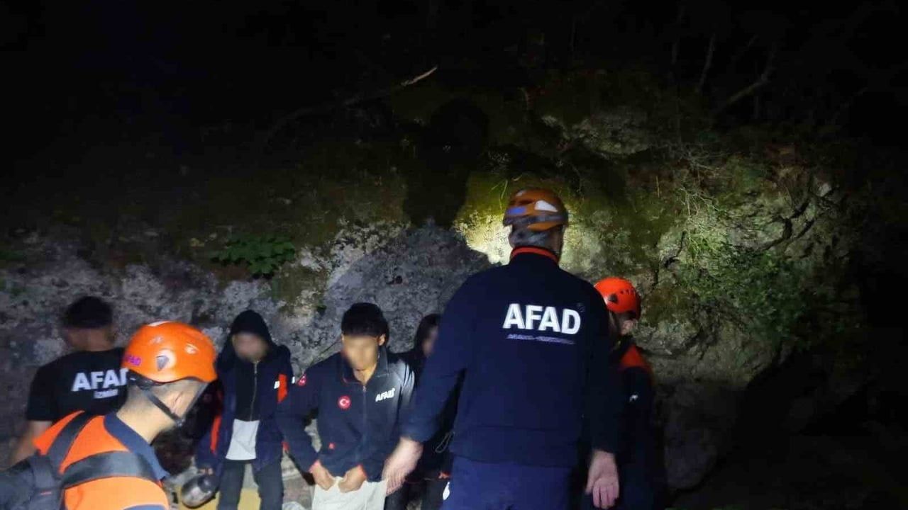 İzmir'de ormanlık alanda kaybolan 4 genç AFAD ve jandarma ekiplerince sağ bulundu