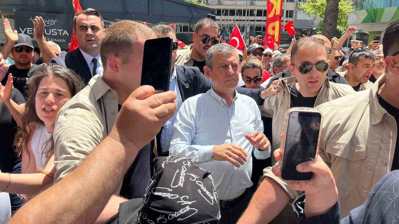İzmir'de Özgür Özel'in Cumhuriyet Meydanı mitingine polis müdahalesi