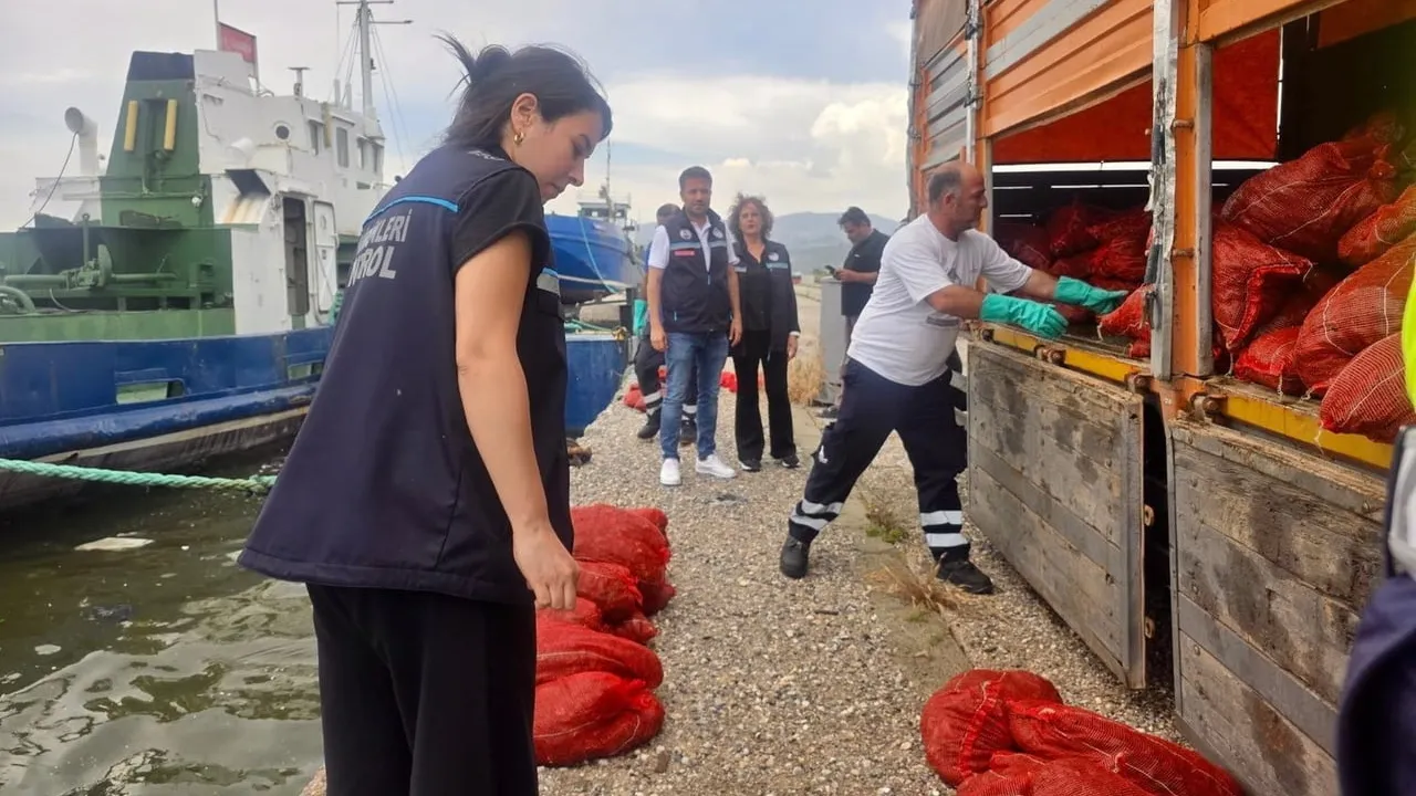 İzmir’de yasa dışı su ürünleri avcılığına operasyon: 7 ton kaçak midye ve 350 pinter ele geçirildi