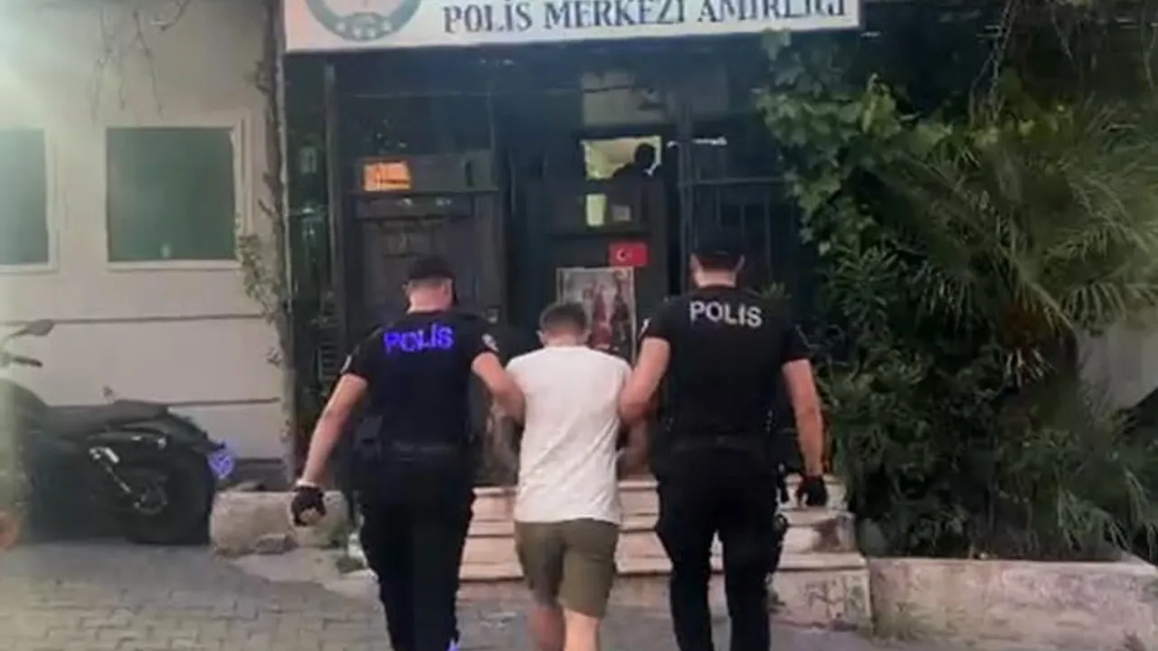 İzmir'de Yunuslar, 42 yıl hapis cezasıyla aranan dolandırıcıyı yakaladı