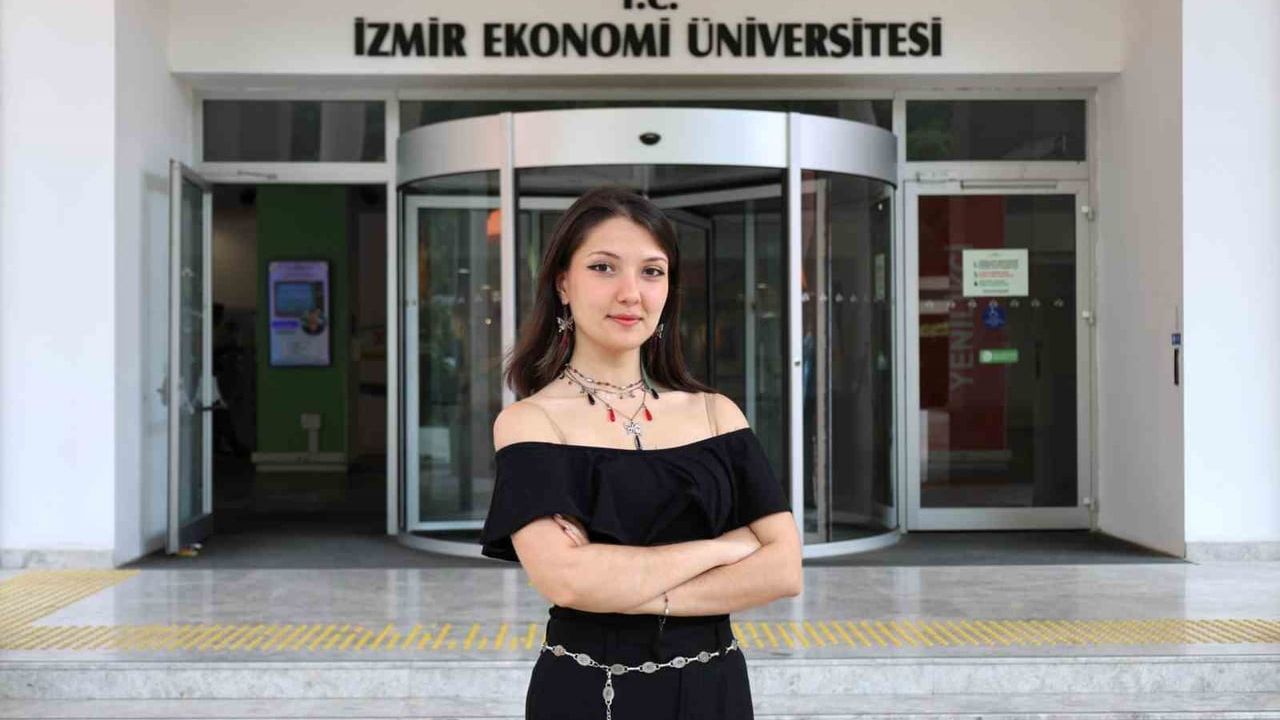İzmir Ekonomi Öğrencisi Türkan Şimal Geyik 14. Genç Çevirmenler Yarışması’nda Üçüncü Oldu