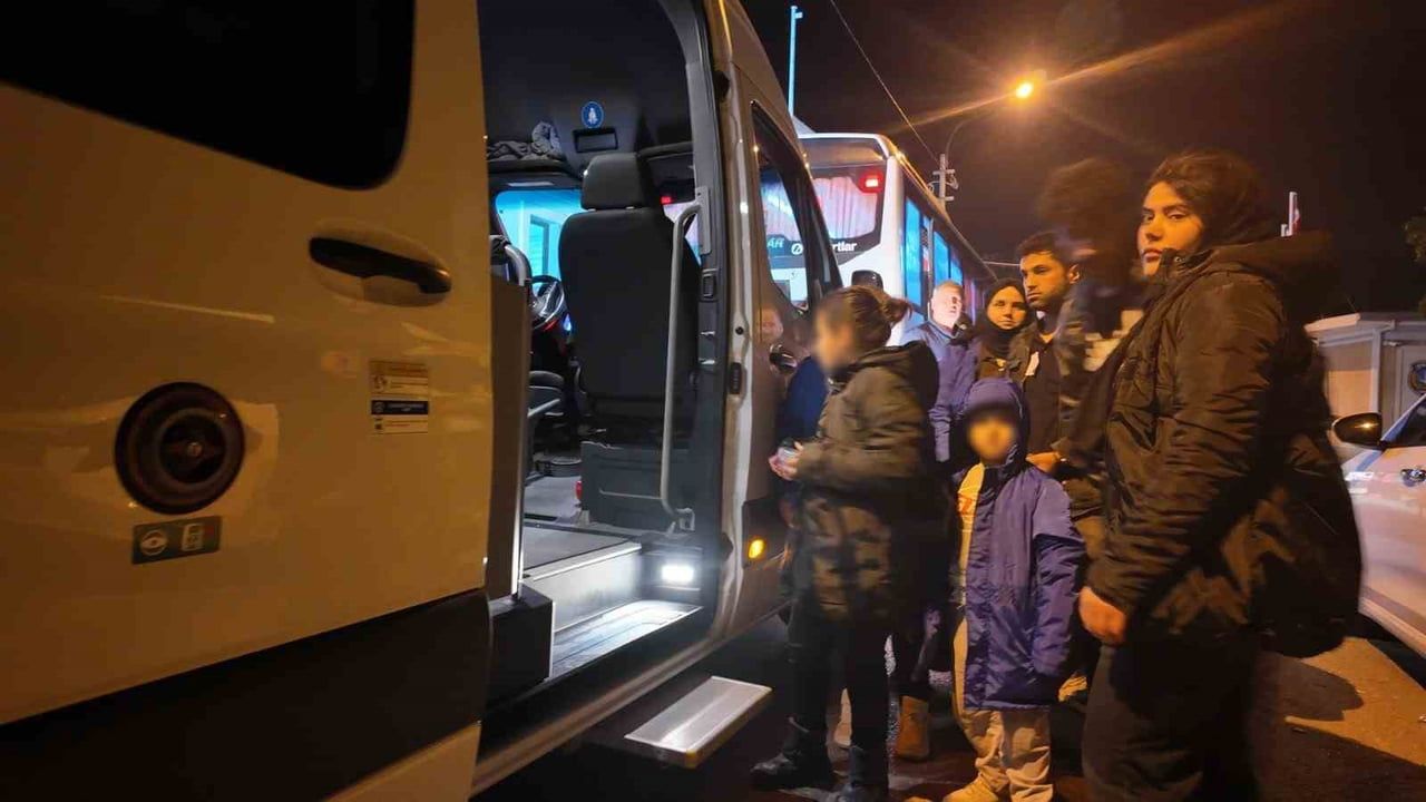 İzmir Foça açıklarında yarı batık göçmen botu: 1 çocuk hayatını kaybetti, 43 kişi kurtarıldı