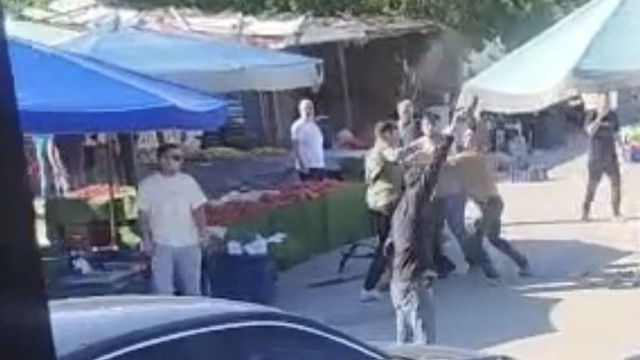 İzmir Foça'da semt pazarında pazarcılar arasında silahlı kavga: 7 gözaltı