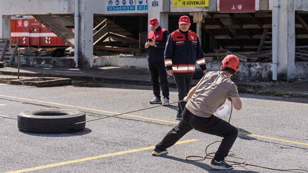 İzmir İtfaiyesi’nin 100 yeni personel alımı için sözlü ve uygulamalı sınavlar başladı
