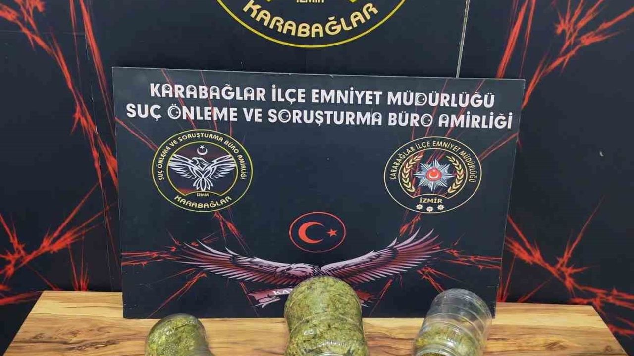 İzmir Karabağlar'da 16 yıl 8 ay kesinleşmiş cezası bulunan şüpheli 2 kilo skunk ve 222 bin 300 TL ile yakalandı