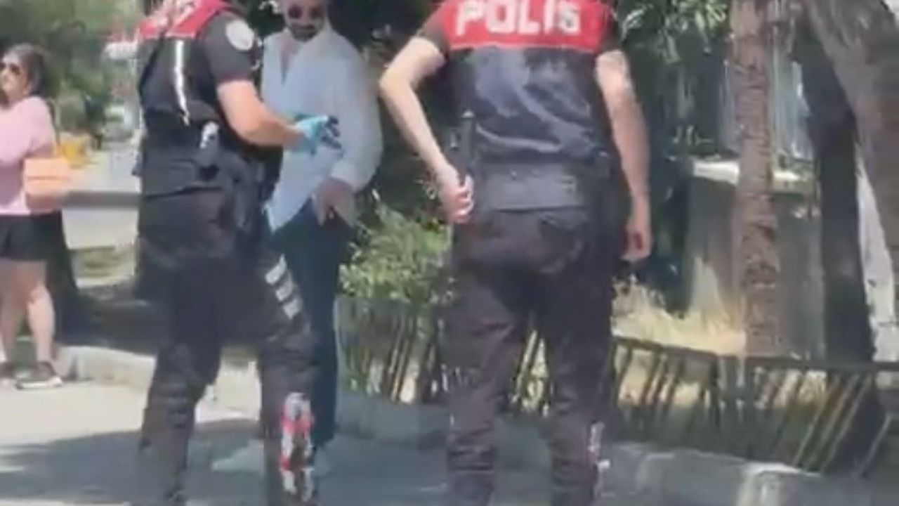 İzmir Karabağlar'da Çarpıp Kaçılan Yavru Kedi Polis Tarafından Yol Kenarına Alındı