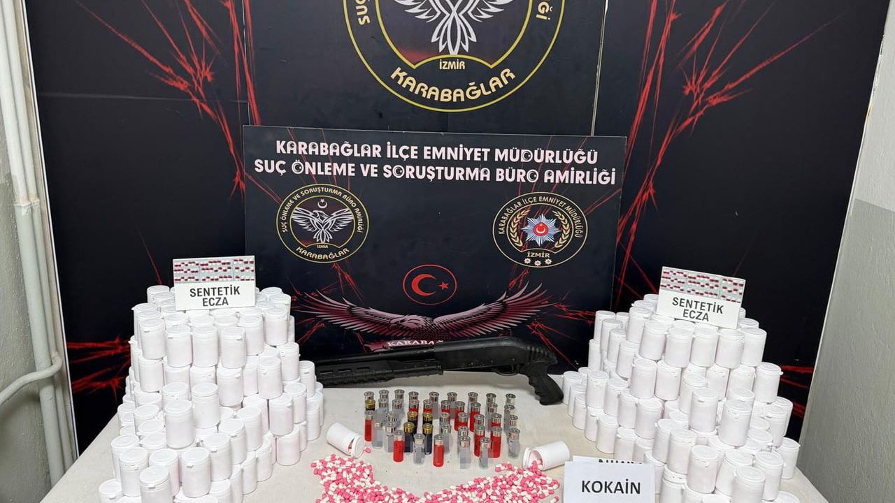 İzmir Karabağlar’da operasyon: 24 bin 30 hap ve kokain ele geçirildi