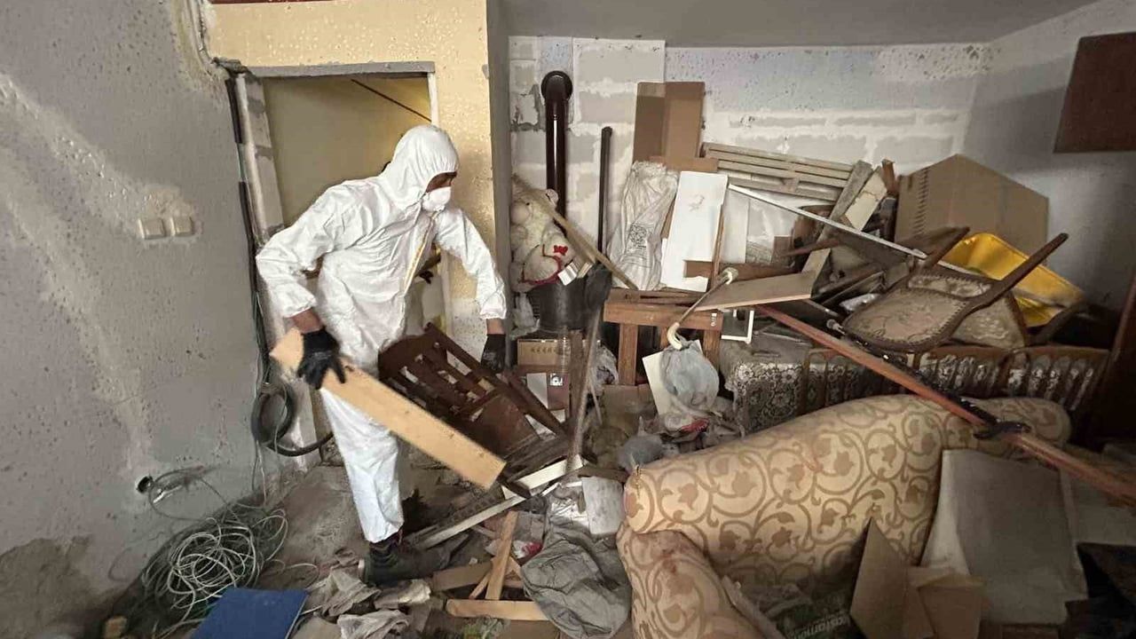 İzmir Konak'ta 10 ton atık çıkarılan daire, 2 günlük temizlikle temizlendi