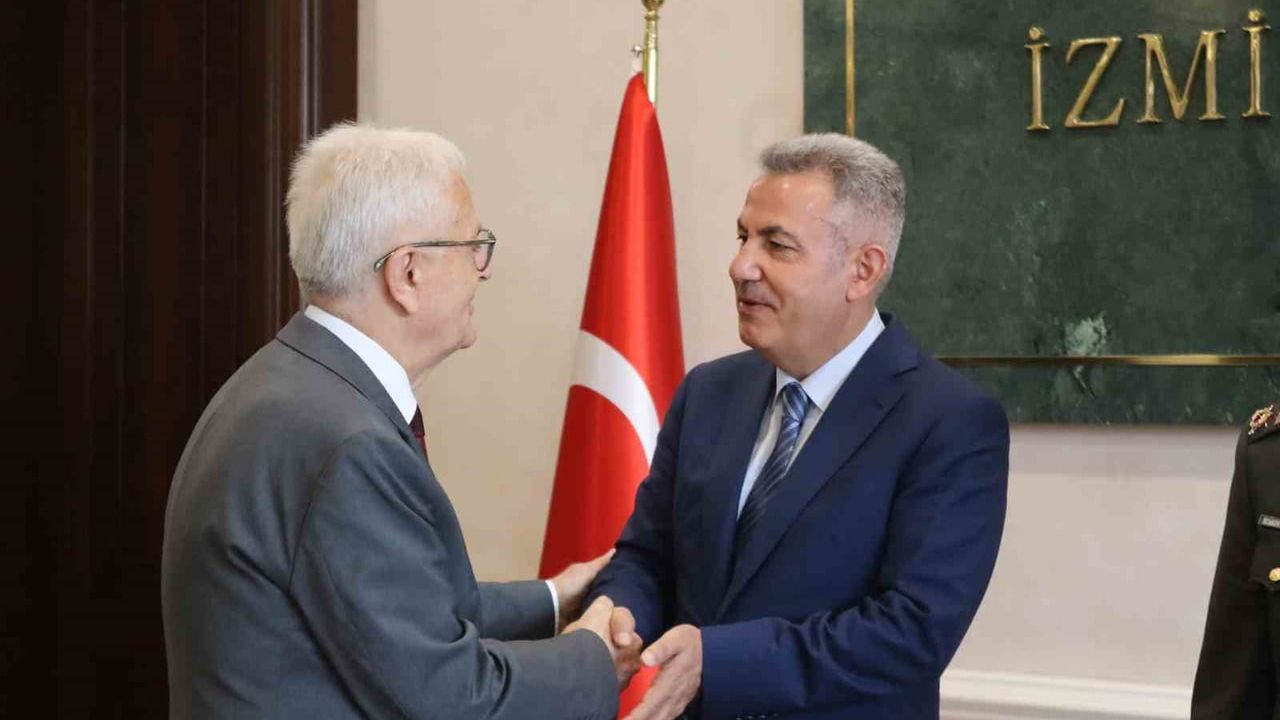 İzmir Valisi Dr. Süleyman Elban, valilikte protokolle Kurban Bayramı'nı kutladı
