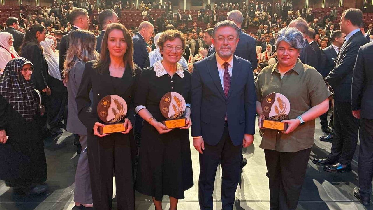 İzmirli kadın çiftçi Nermin Salı Kızılöz'e Cumhurbaşkanlığı kadın çiftçi ödülü