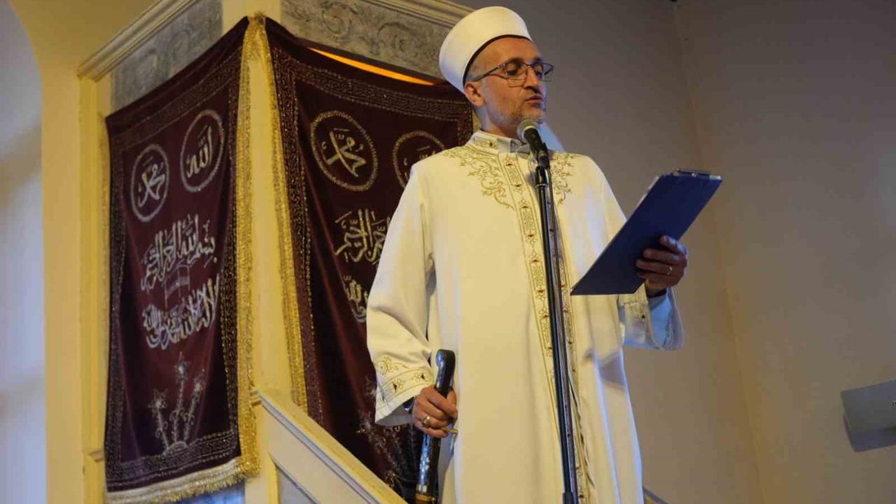 İzmit'in 694 yıllık Orhan Camisi'nde Kurban Bayramı hutbesi 100 yıllık tören kılıcıyla okundu
