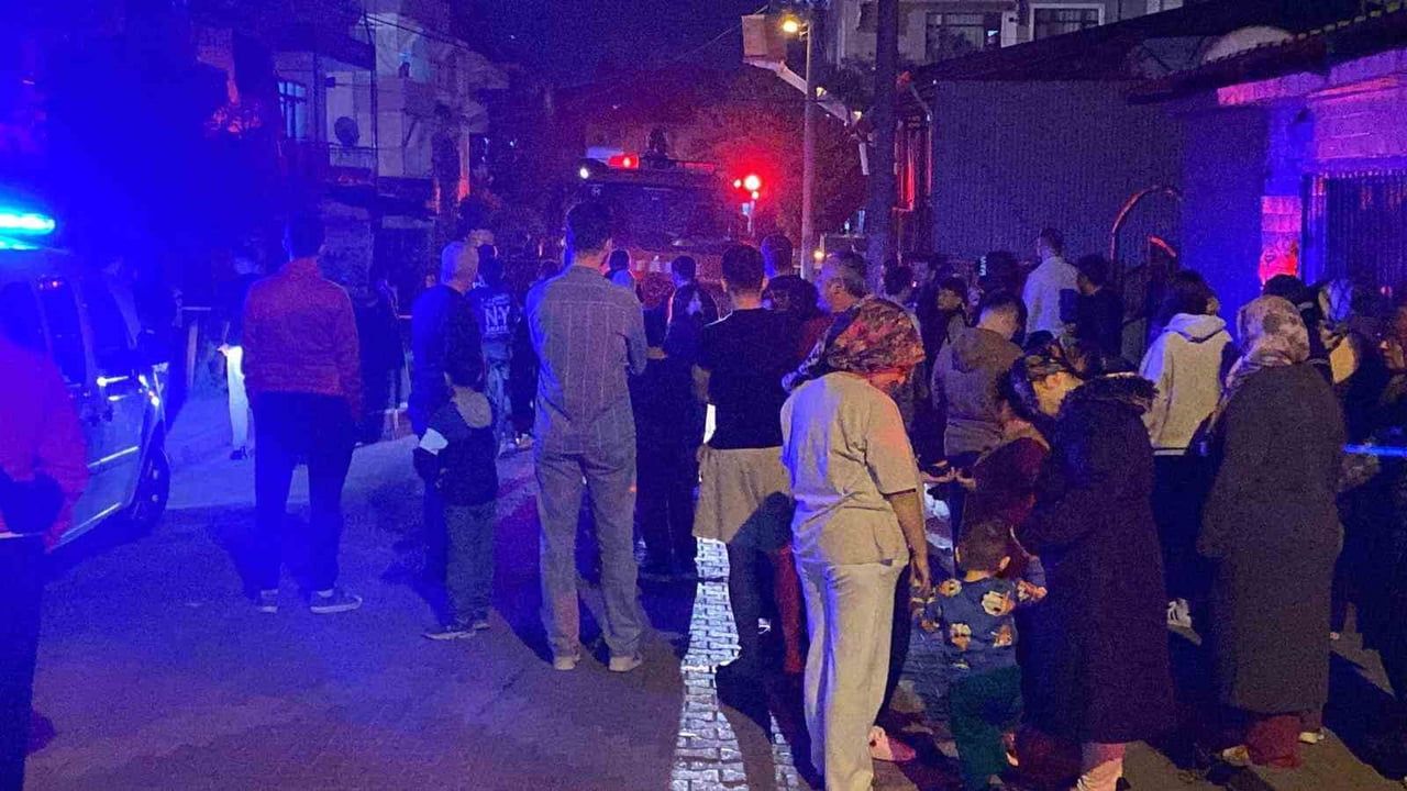 İzmit'te çatı yangını: Üst kat kullanılamaz hale geldi, yaralanan yok