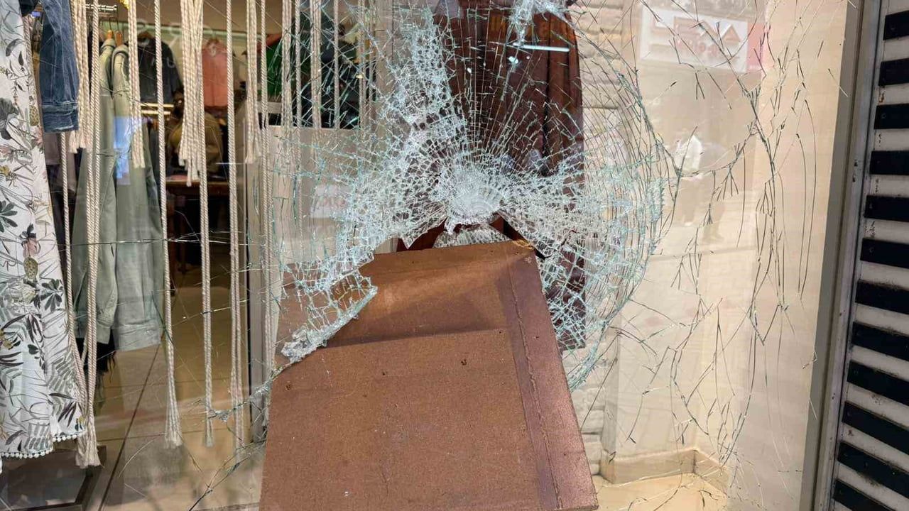 İzmit'te dükkan camlarını tahta ve taşlarla kıran şüpheli yakalandı; 14 suç kaydı var