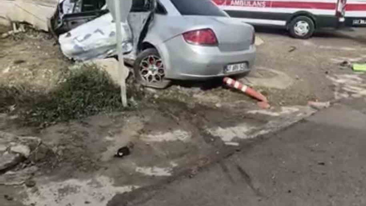 İzmit’te otomobil ile belediye otobüsü çarpıştı: 3 yaralı