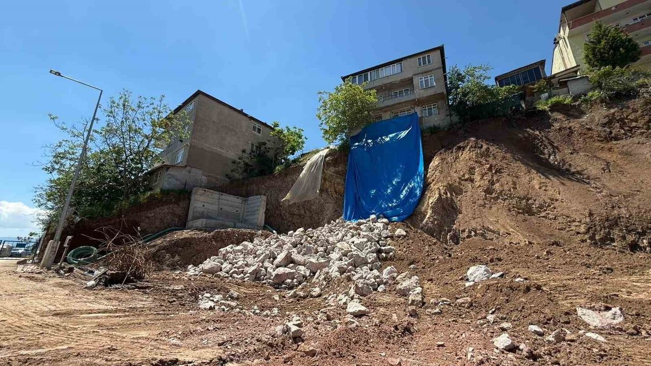 İzmit’te Topçular Mahallesi’nde toprak kayması: 5 bina tahliye edildi, 56 kişi yerinden edildi