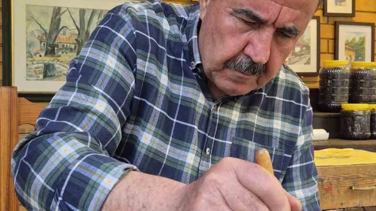 İznik Belediyesi'nin 45. belgeseli: Yarım asırdır ebru yapan Cevdet Turan