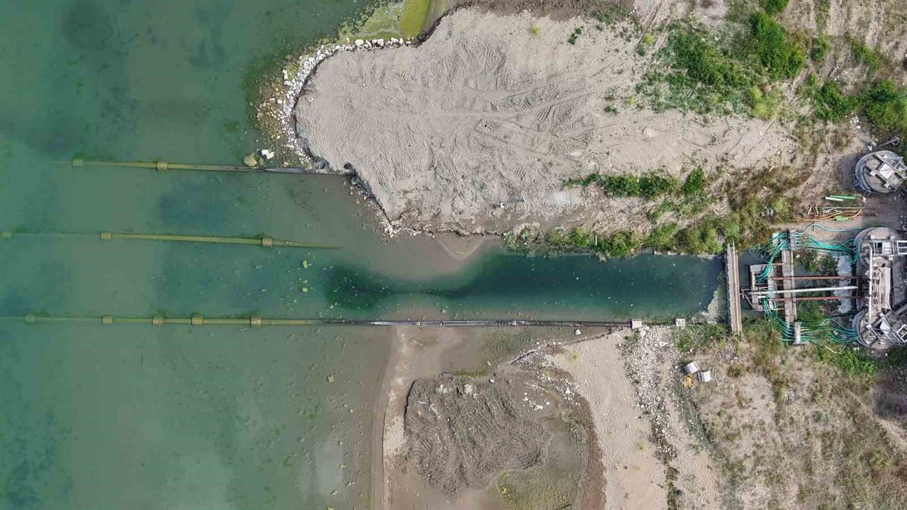 İznik Gölü kıyısındaki dev borular havadan görüntülendi; Gemlik Gübre'nin su çektiği iddiası tartışma yarattı