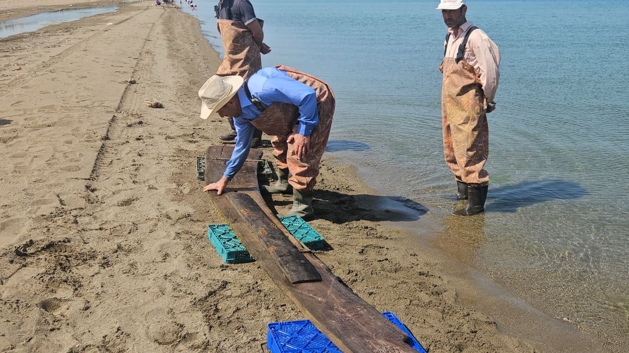İznik Gölü'nde Balıkçı Ağlarına Yaklaşık 4 Metrelik Tarihi Gemi Dümeni Takıldı
