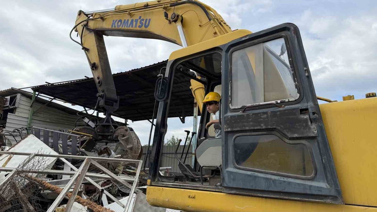 İznik'te 6 yaşındaki çocuk, babasından iş makinesi kullanmayı öğreniyor