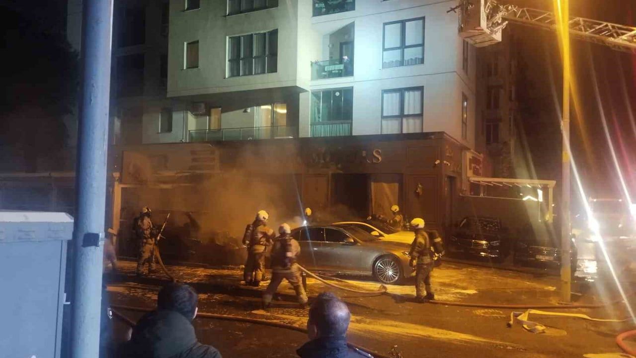 Kadıköy'de galerinin önünde başlayan araç yangını, çevredeki dükkanlara hasar verdi