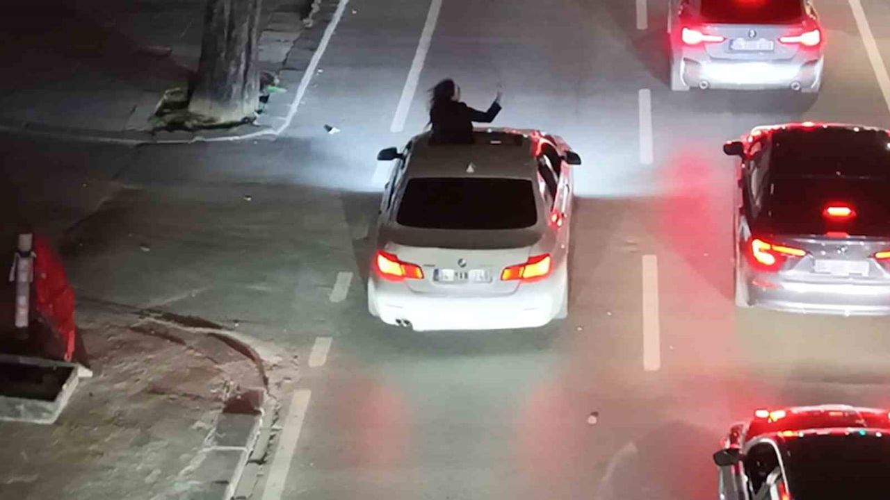 Kadıköy Sahil Yolu'nda sunrooftan çıkan sürücüye trafik cezası
