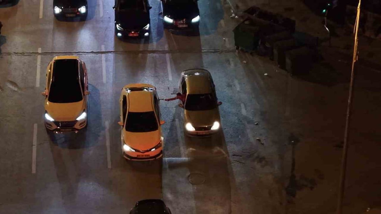 Kadıköy sahil yolunda camdan sarkan genç: Polis cezai işlem uyguladı