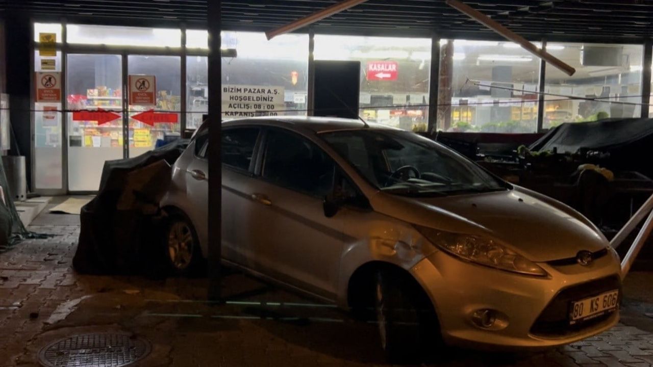 Kadirli'de Kontrolden Çıkan Otomobil Marketin Manav Tezgâhına Girdi