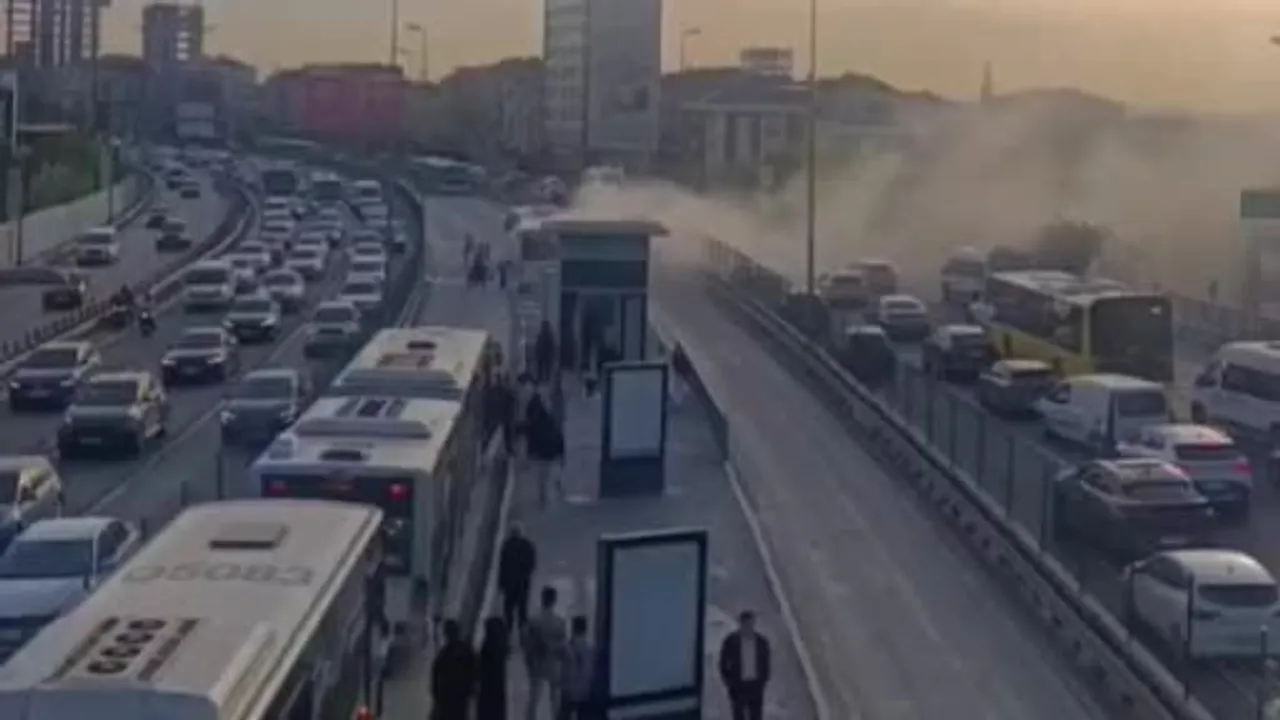 Kağıthane'de metrobüs motorunda yangın: Yolcular tahliye edildi