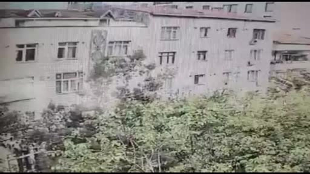 Kağıthane'de nöroloji doktoru terastan düşerek ağır yaralandı; olay anı kamerada