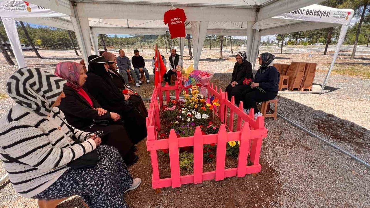 Kahramanmaraş'ta 11 yaşındaki Almina Ağaoğlu'nun mezarı pembeye boyandı