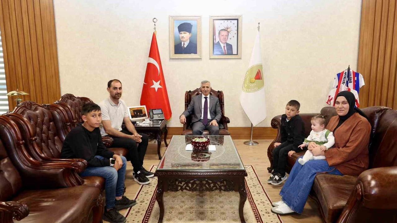 Kahramanmaraş’ta 14 yaşındaki Yusuf, rüzgârla düşen Türk bayrağını pistten kaldırdı