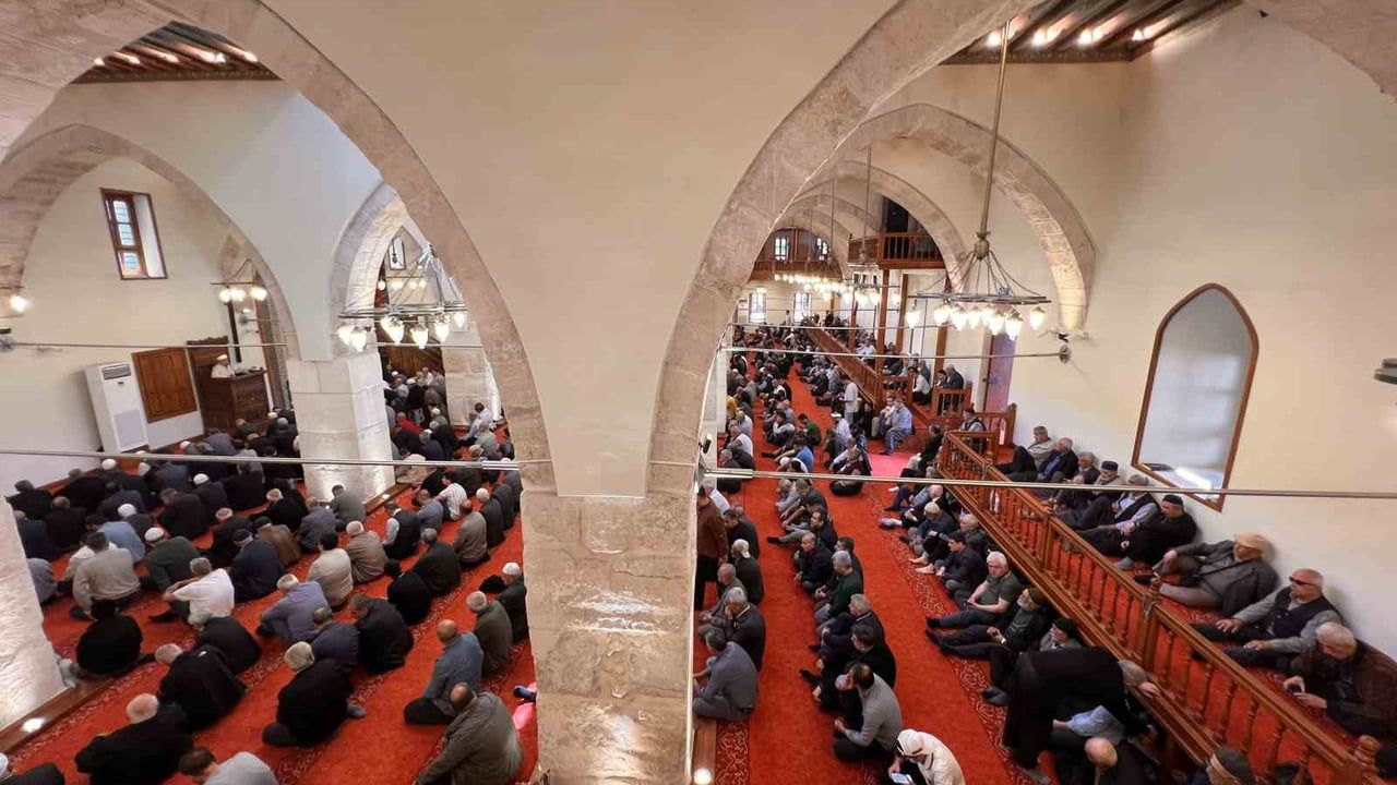 Kahramanmaraş'ta 583 yıllık Ulu Cami restorasyonun ardından ilk cuma namazı kılındı