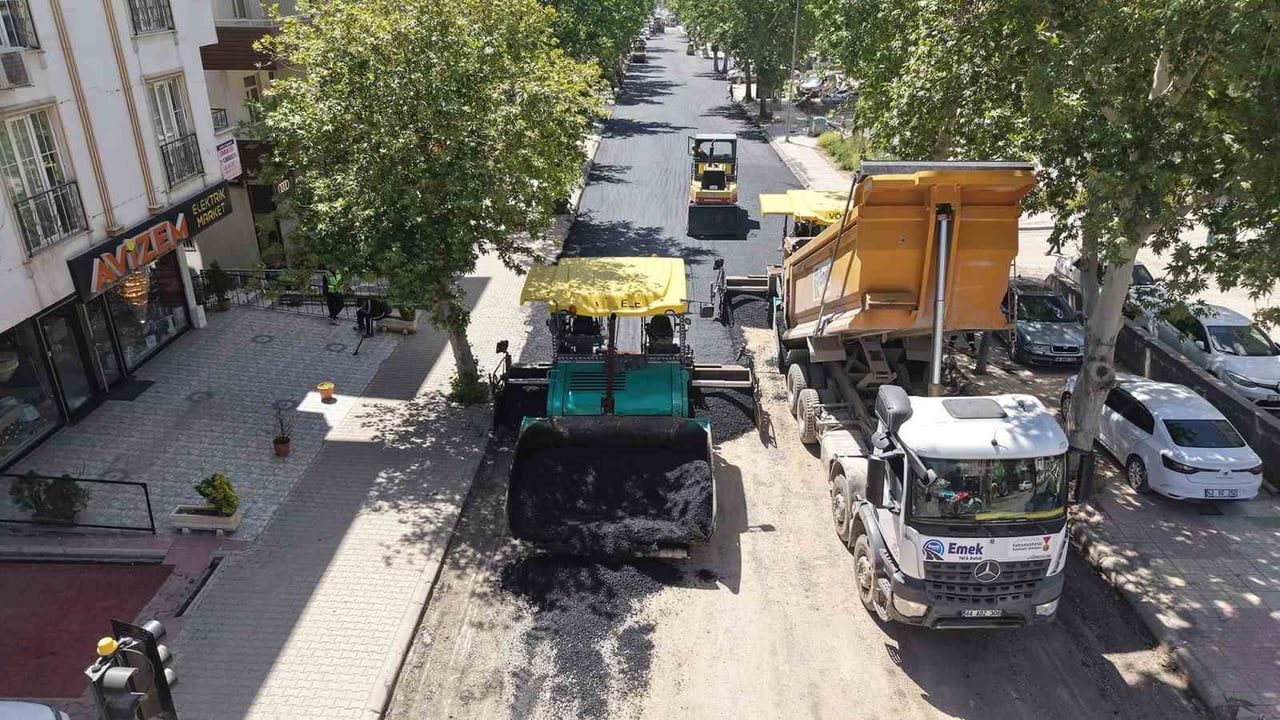 Kahramanmaraş’ta Cahit Zarifoğlu Caddesi’nde asfalt çalışmaları sona yaklaşıyor