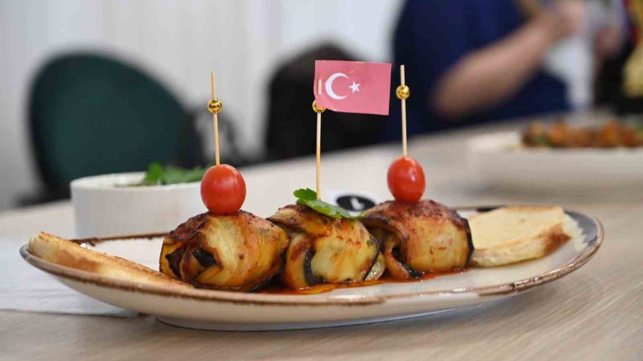Kahramanmaraşlı öğrenciler Sırbistan’daki gastronomi yarışmasından madalyalarla döndü
