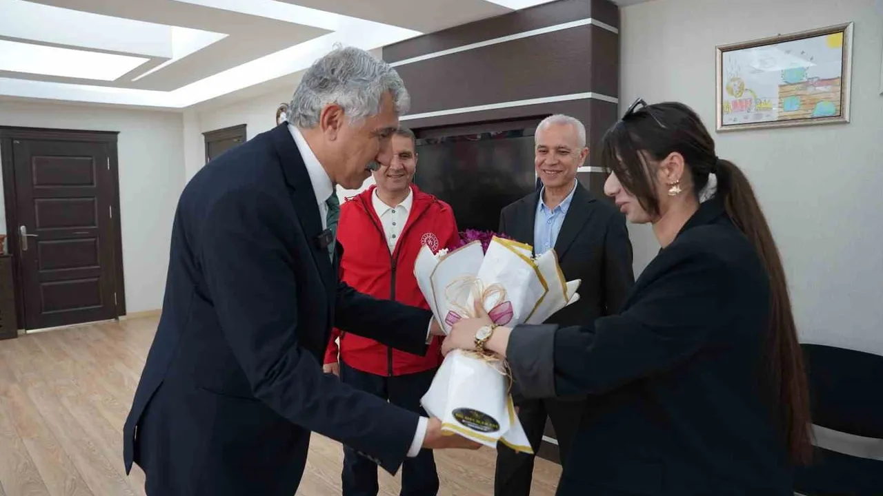 Kahta’da Gençlik Haftası Yürüyüşü: Birlik ve Coşku Öne Çıktı