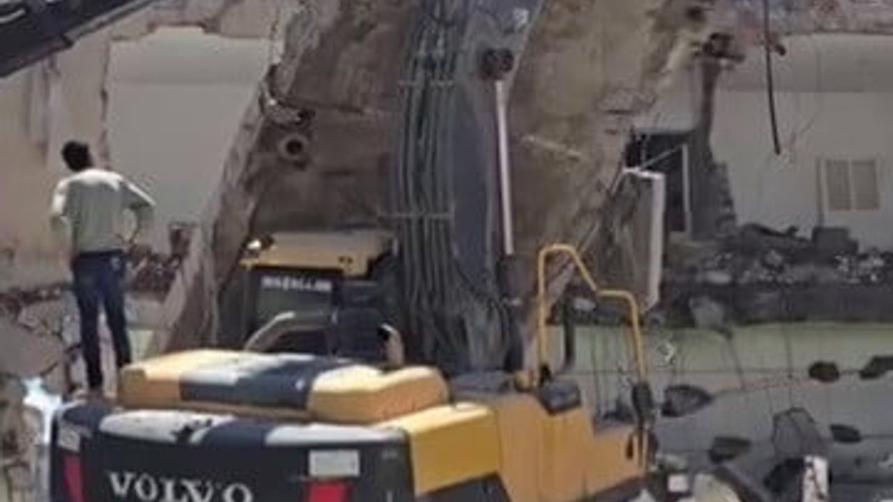 Kahta’da kontrollü yıkımda beton bloğu iş makinesinin üzerine devrildi