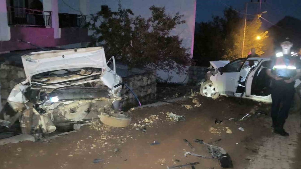 Kahta'da otomobil park halindeki araca çarptı: 4 yaralı