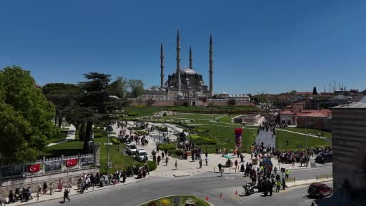 Kakava Şenlikleri: Edirne'ye gelen ziyaretçiler tava ciğerine akın etti