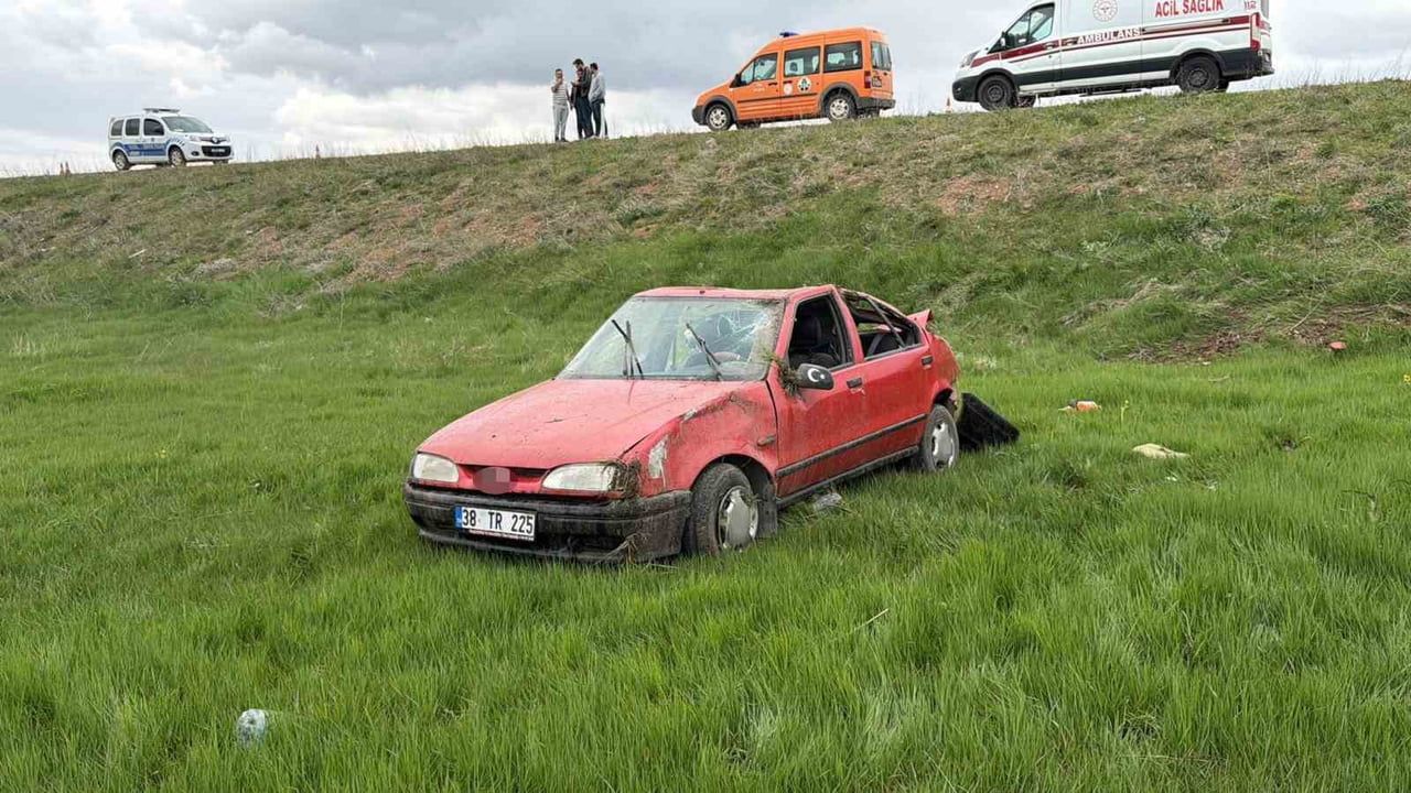 Kangal'da otomobil şarampole devrildi: 86 yaşındaki sürücü hayatını kaybetti