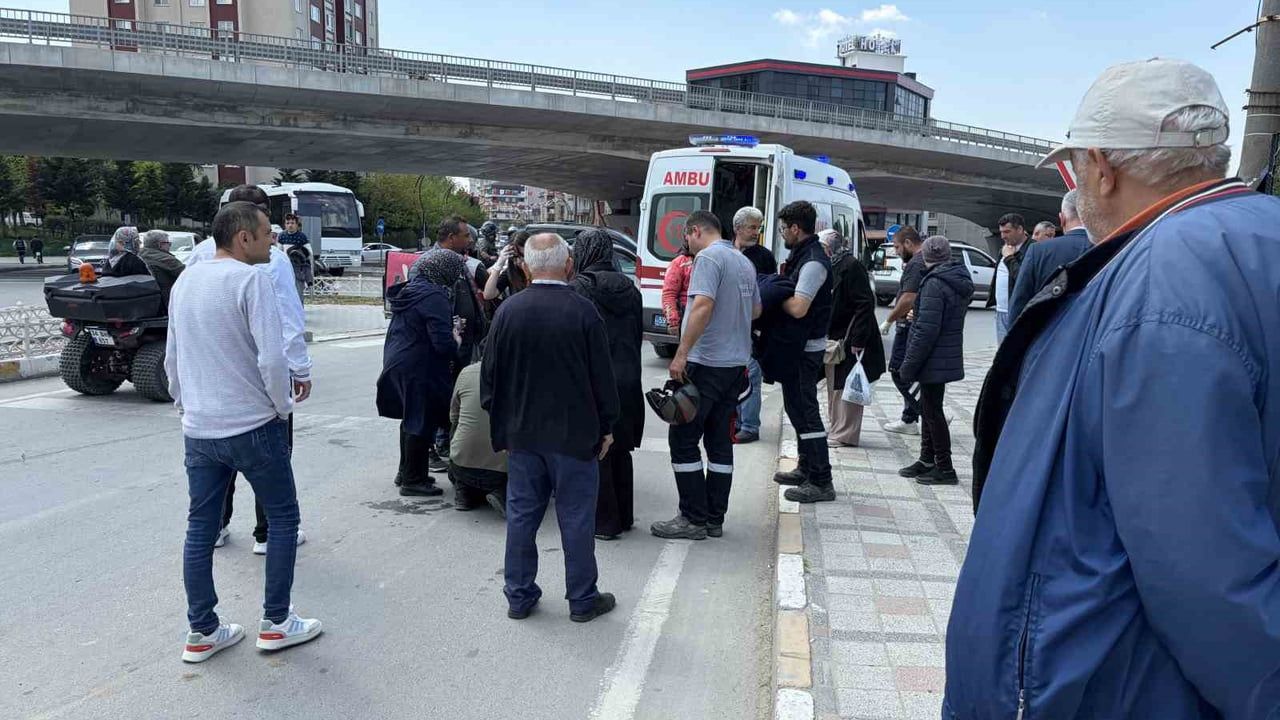 Kapaklı'da yola dökülen toprak motosikletin kaymasına neden oldu, sürücü yaralandı