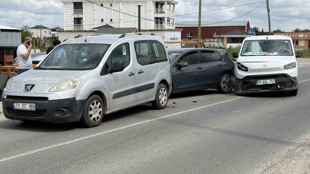 Kapaklı'da zincirleme kaza: 1 yaralı, anbean güvenlik kamerasında