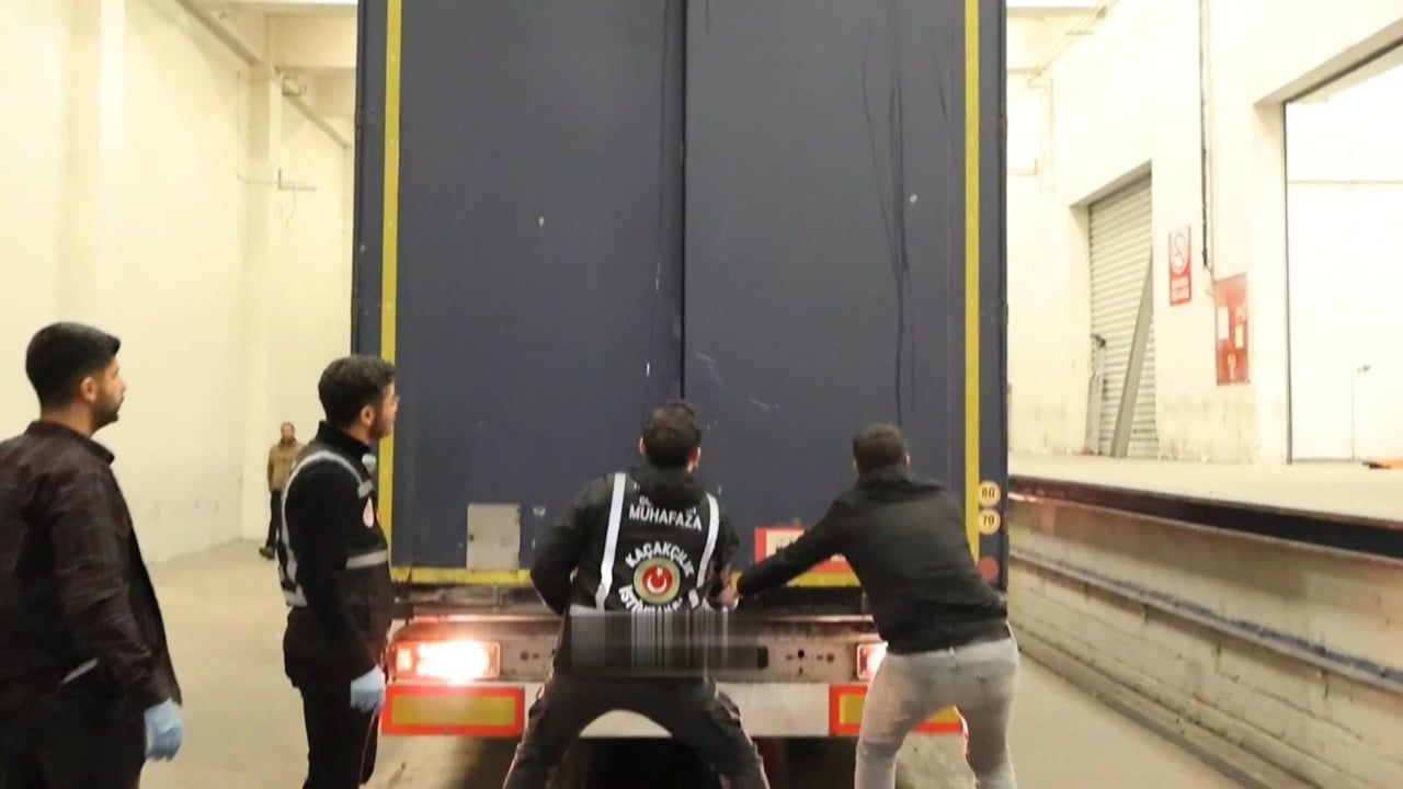 Kapıkule'de operasyon: Milyonlarca liralık kaçak eşya ile 32 kilo 480 gram esrar ele geçirildi