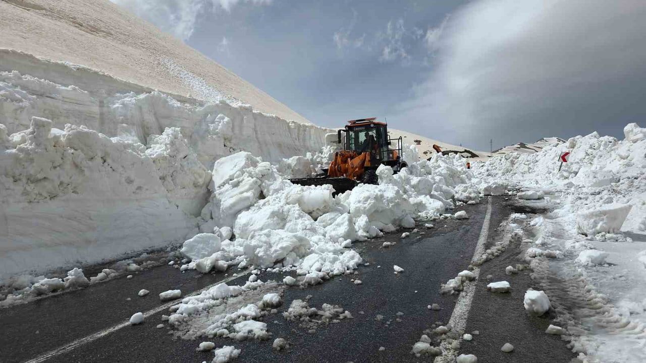 Karabet Geçidi'nde karla mücadele sürüyor: Van-Bahçesaray yolunda 20 km açıldı, 13 km daha temizleniyor